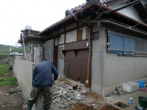 泉佐野市　水廻り増築（浴室・洗面・トイレ）と台所のリフォーム　解体