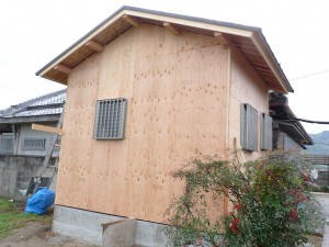 泉佐野市　水廻り増改築　 屋根（ＫＭＥＷ　セイバリークァッド）葺き工事