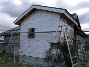 泉佐野市　水廻り増改築　 屋根（ＫＭＥＷ　セイバリークァッド）葺き工事　無塗装サイディング貼り