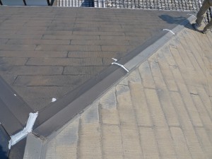 田尻町　屋根カラーベスト塗り替え工事　下塗りシーラー処理