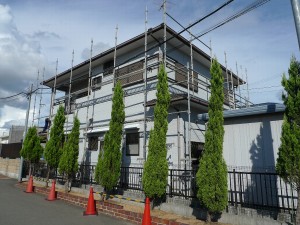 貝塚市　外壁サイディング・屋根カラーベストの塗り替え工事　足場組み立て