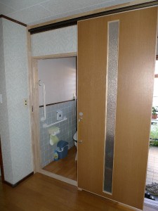 阪南市　トイレドアの改修　上吊り引き戸