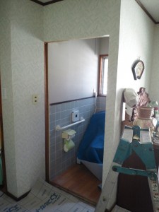 阪南市　トイレドアの改修　壁開口