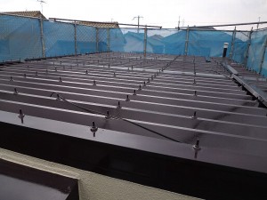 泉佐野市　外壁･屋根塗装　屋根折半塗装　トタン屋根用の日本ペイント　シリコンルーフの２回塗り
