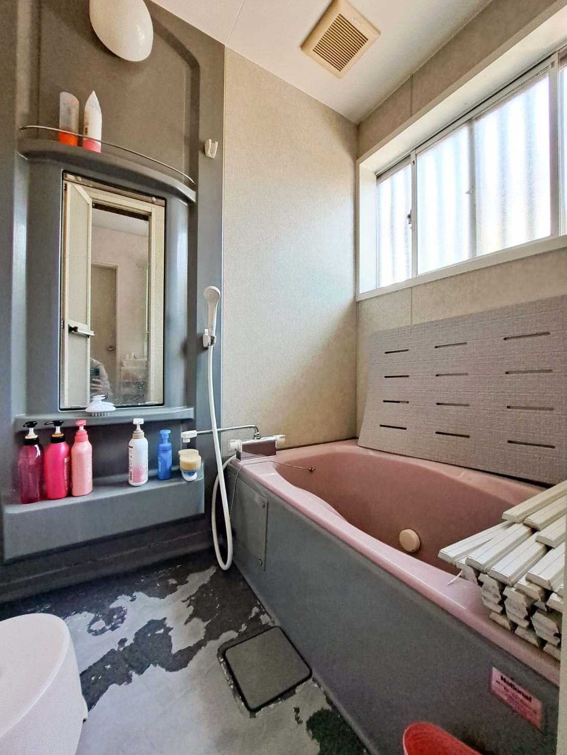 浴室リフォームで、気持ちまであたたかくなるお風呂空間に。(Before)