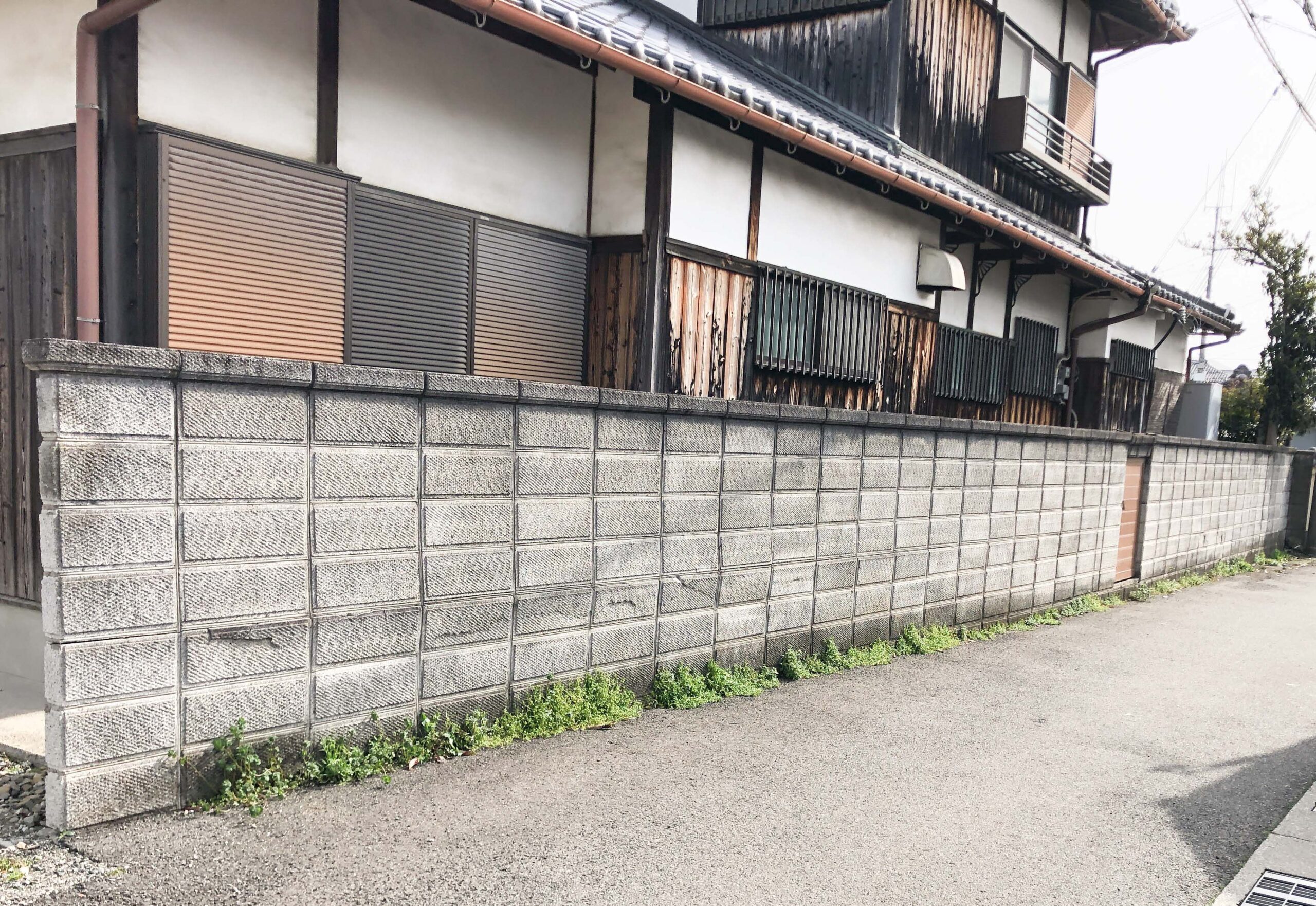 劣化したブロック塀を安全&快適に!外構の印象がぐっと変わるリフォーム事例(Before)