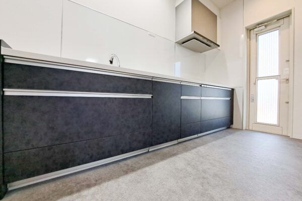 ペットと暮らす快適キッチンへ～Sクラス×トリプルワイドIH施工事例～