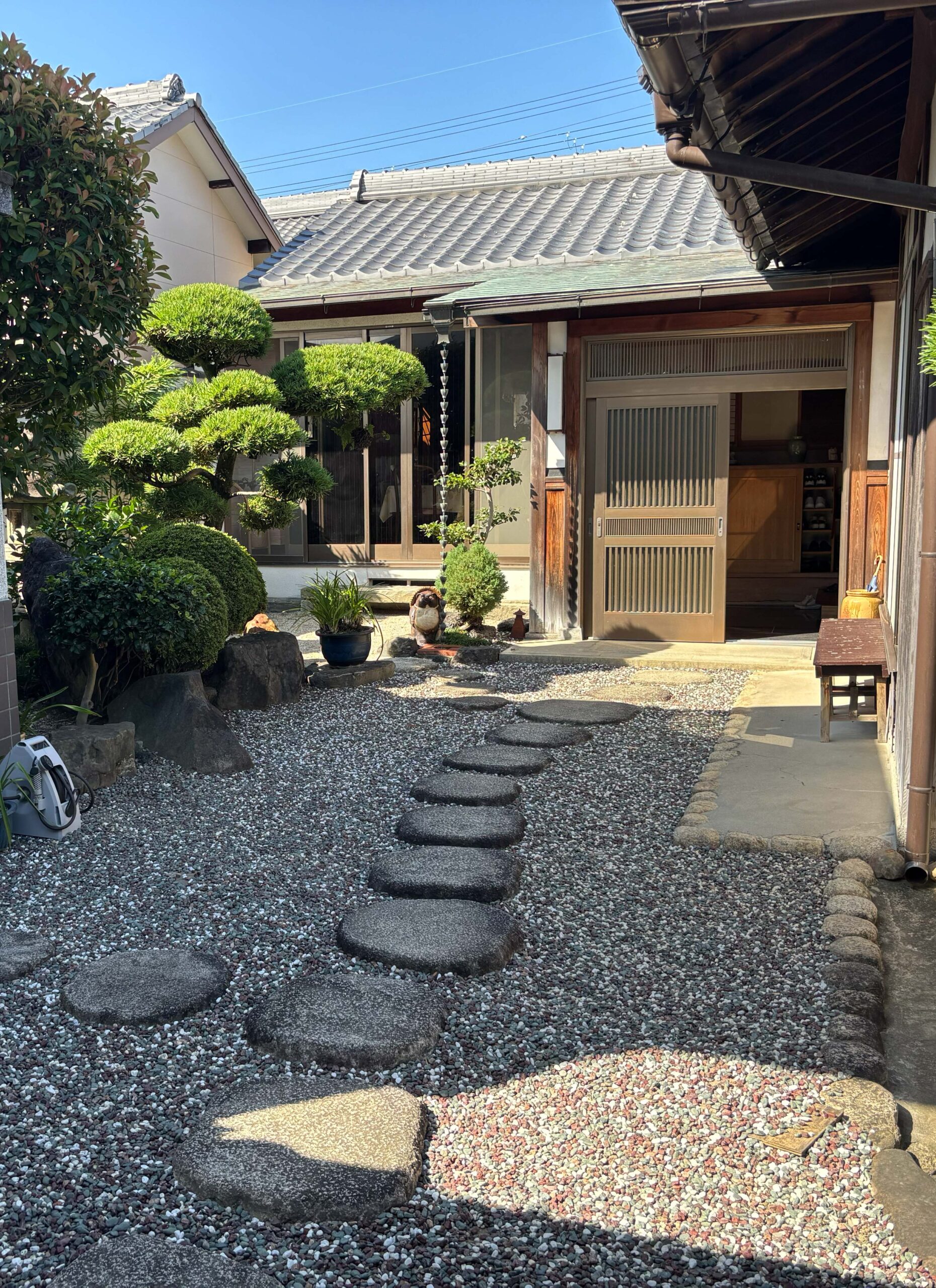 玄関まわりの印象を一新！毎日の出入りが楽しみになる玄関アプローチリフォーム（Before）